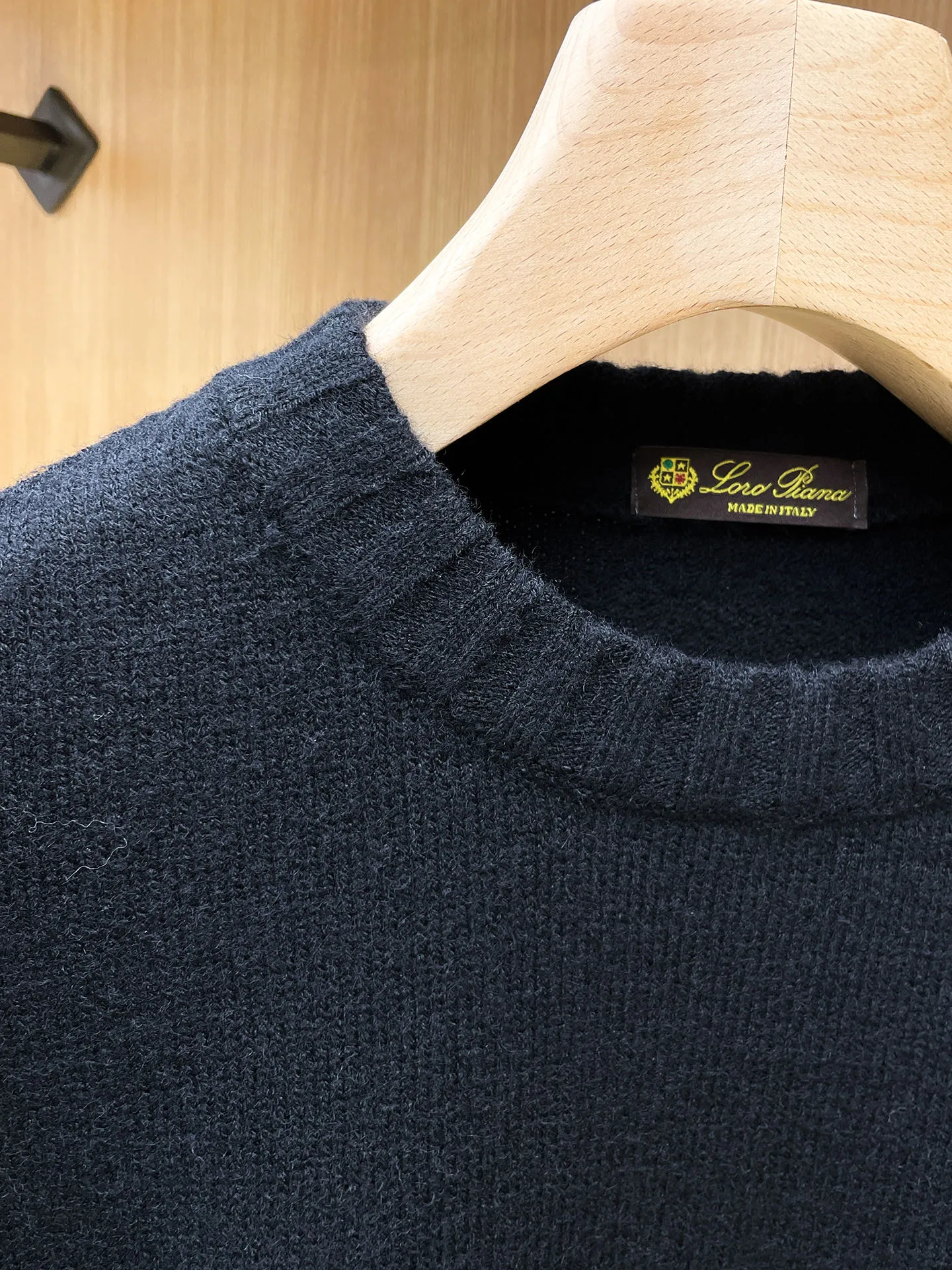 LP's new autumn and winter low-key luxury sweater, a trendy gentleman's round neck Premium sweater. Wool yarn blending. Only double-layer yarn can produce such a premium effect. It is a channel product of a trading company. It is a winter star-level item. It is easy to wear and practical. It is an all-purpose basic Versatile style. The texture is excellent. It is skin-friendly and comfortable without scratching. It is a high-end fashion base layer that is extremely comfortable whether worn alone or layered. It has an excellent texture for close-fitting wear. Demonstrate high-end and invincible fashion! Slim-fitting but not tight, with high elasticity on all sides, it is definitely a very comfortable upper body experience. It is a must-have item for winter wear! The wiring is neat and delicate, the details are exquisite, and the upper body effect is excellent. There is no age limit, and it is the best product on the Internet! Size: S M L